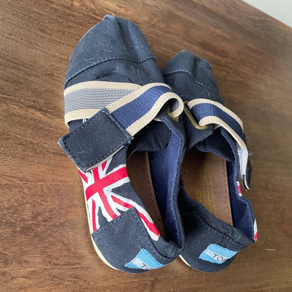 TOMS- kids size 34 (size 3)